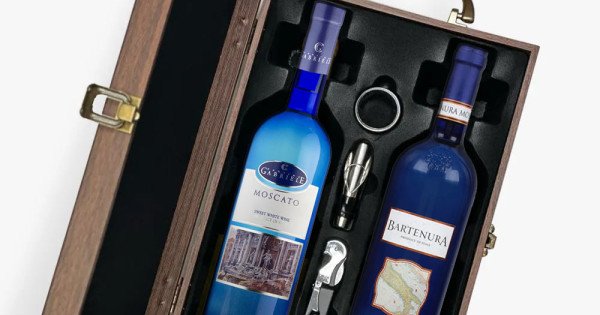 Moscato Wine Duo Set in Wooden Gift Box