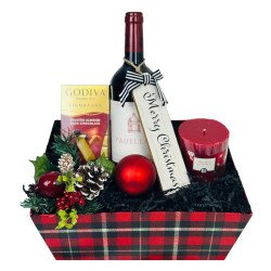 Pauillac de Chateau Latour Wine And Christmas Chocolate Gift Basket