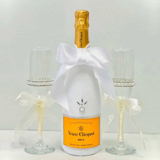 Pearl-Adorned Veuve Clicquot Brut Champagne & Flutes Gift Set Pearl-Adorned Veuve Clicquot Brut Champagne & Flutes Gift Set