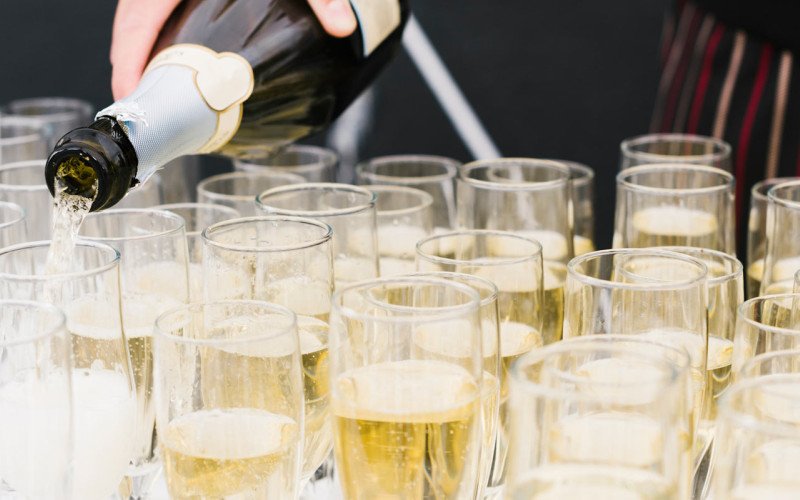 How to Choose Champagne for Weddings: Ultimate Guide