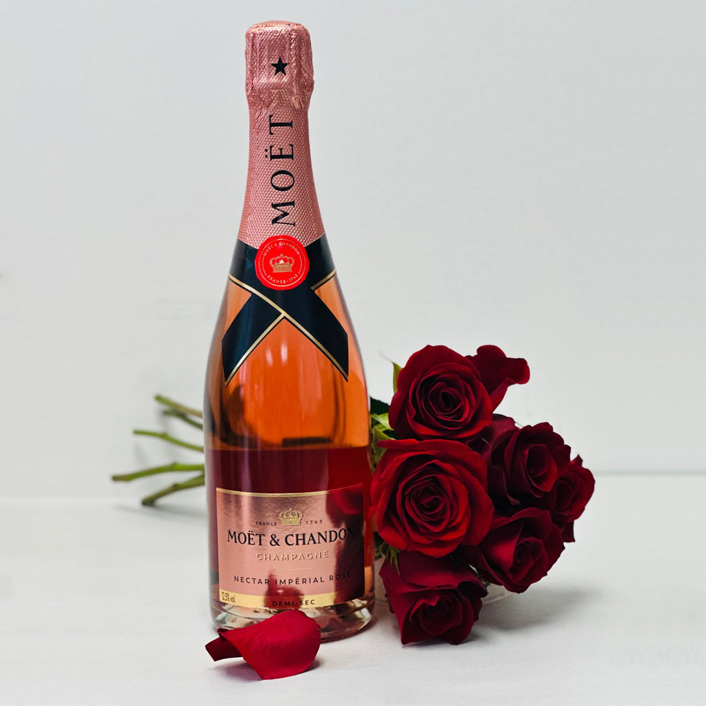Moet & Chandon Nectar Imperial Rose Champagne And Flowers Gift Set