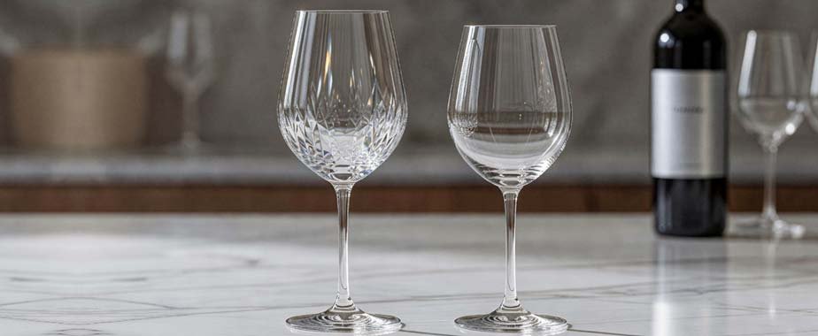 Crystal wine glass vs regular glass — light clarity and rim thickness comparison for beginners